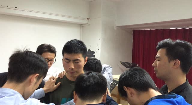 我们呼求,为你按手