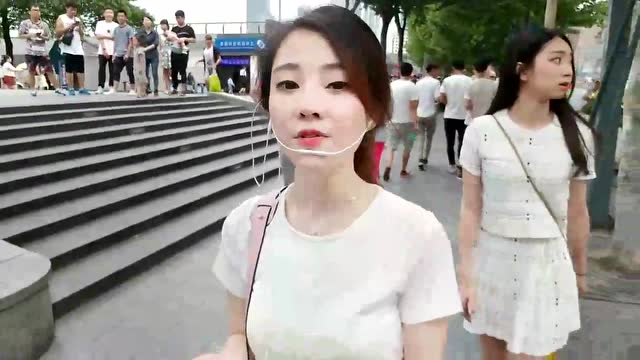 冯提莫上海街头演唱《说散就散》展现铁肺唱功!图片