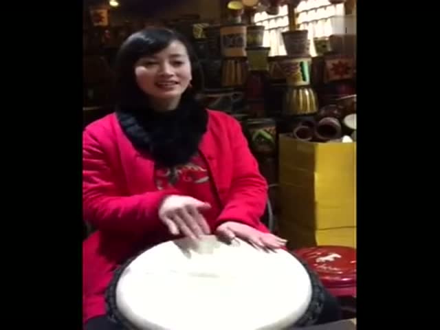 手鼓美女的小宝贝,还是那么动听图片
