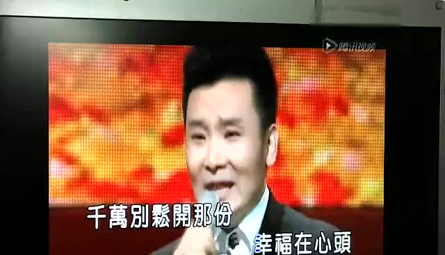 拉住妈妈的手