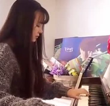 昆明刘念咖啡馆美女弹钢琴