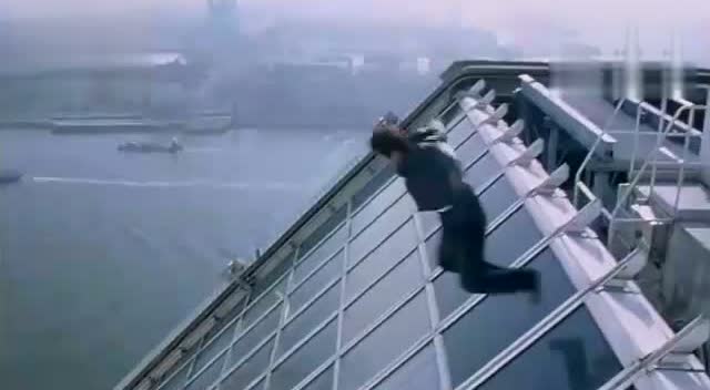 成龙从楼上跳下砸碎许多玻璃是哪个电影?