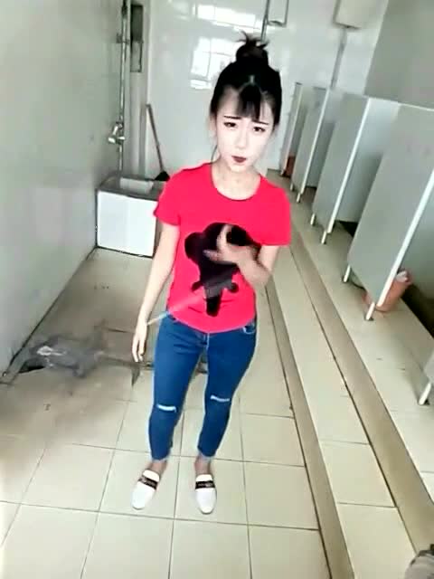 美女看到后躲厕所干这事,女生下课这一幕该哭了保山父母图片