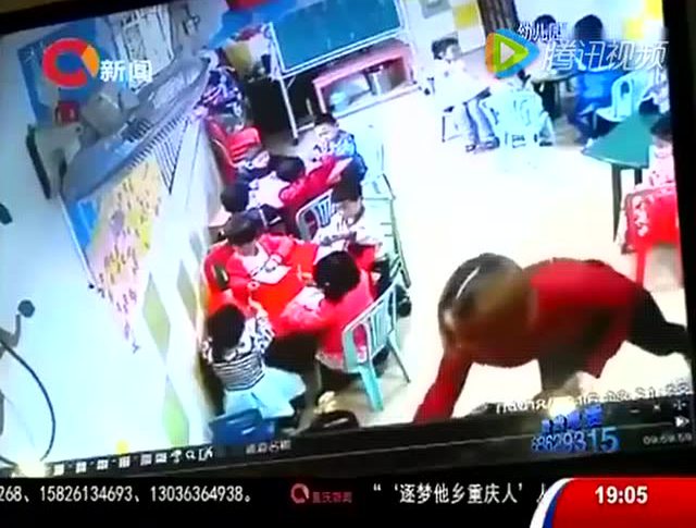 重庆幼儿园老师体罚孩子 家长门外目睹冲进教室暴揍老师