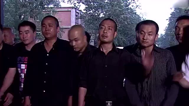 混混来骚扰小伙的修理厂,没想到小伙的兄弟是整个片区的大哥