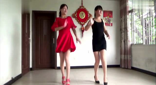 美女双人舞《红尘情歌 》不同于广场舞 很是优雅,别致 !