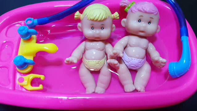 给玩具芭比娃娃洗澡澡