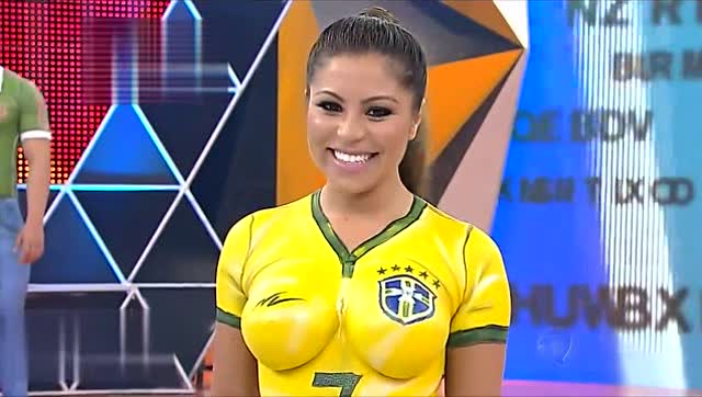 巴西足球宝贝人体彩绘 大秀完美身材