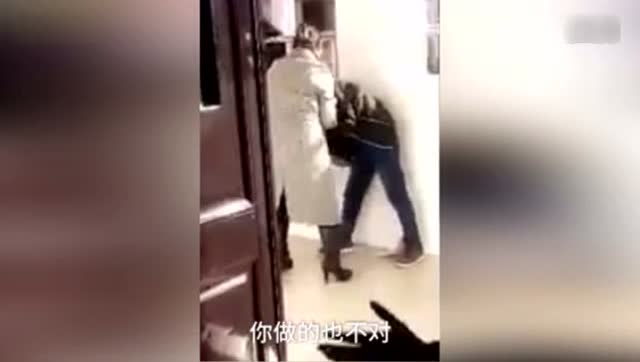 女老师暴打男学生,同学叫好这是为何?