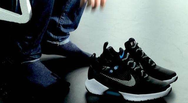 nike自动系鞋带,自动系鞋带的nike鞋 耐克黑科技 可以自动系鞋带的跑鞋体验