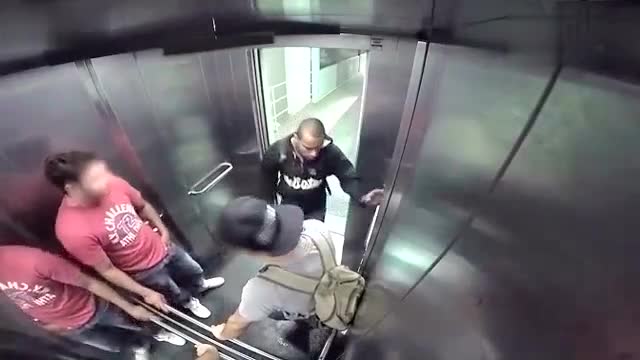 有人在电梯里放屁,你会怎么做!