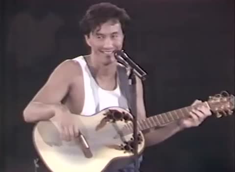 颜值巅峰期的许冠杰边喝水边演唱《浪子心声》歌神就是这么随意