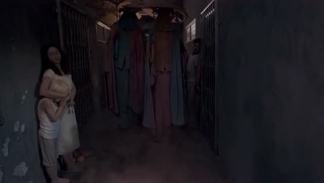 《僵尸》精彩片段 小豪和杨凤共同看到女鬼出没