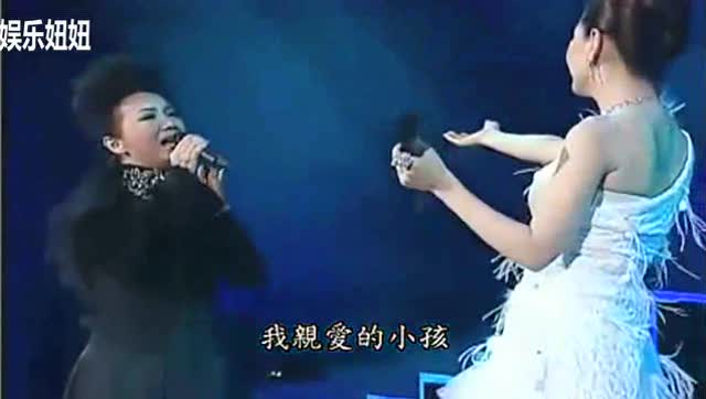 《亲爱的小孩》 她唱了一半,原唱中途出场,这嗓音太好听了!
