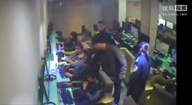 传警察群殴玩家因所在网吧未交保护费