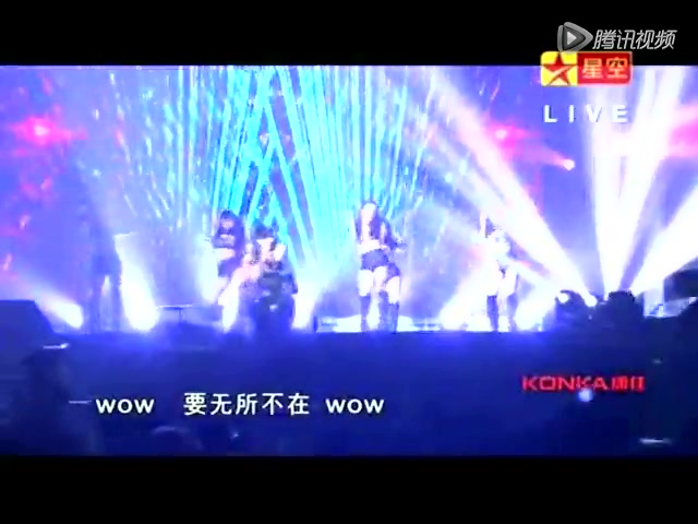 华语榜中榜落幕 小贝抢镜颁奖与李玟玩自拍(图)