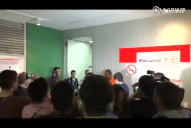 马拉多纳如厕后调侃等候媒体截图