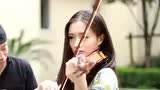 妹子街头演奏小提琴《你的样子》图片