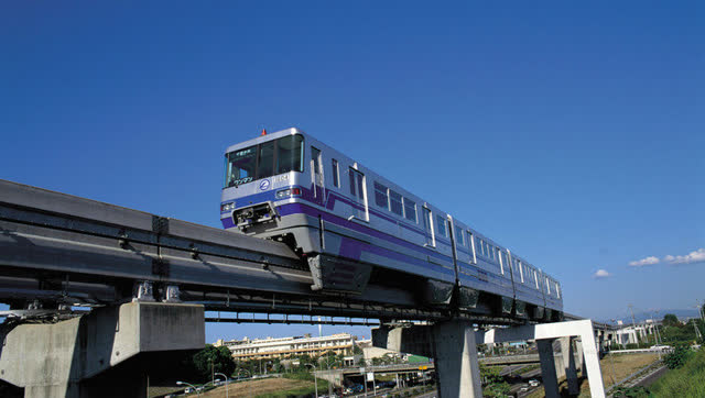 实拍日本高架单轨列车,蓝色涂装十分大气!
