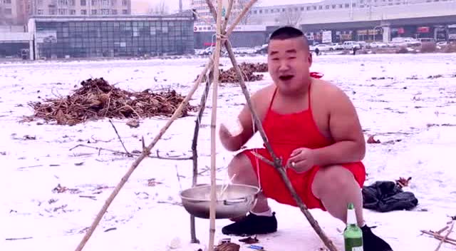 东北大汉大冬天穿肚兜室外吃火锅,不冷吗?太拼了!