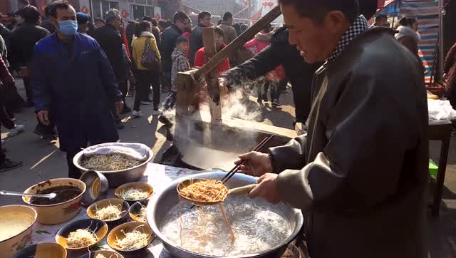 鹤壁浚县:县城南街饸饹小吃摊 几个人分工明确有条不紊