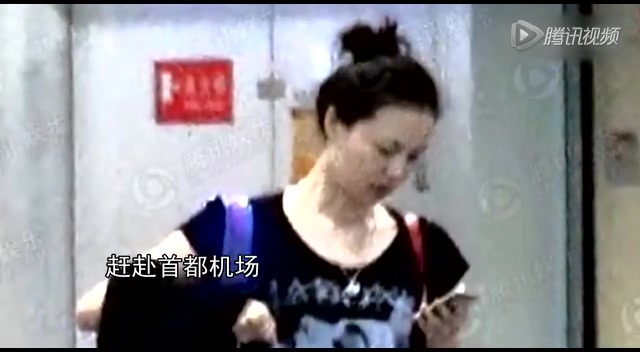 鄢颇甘当司机疑陪新欢 妙龄神秘女素颜似圈内人