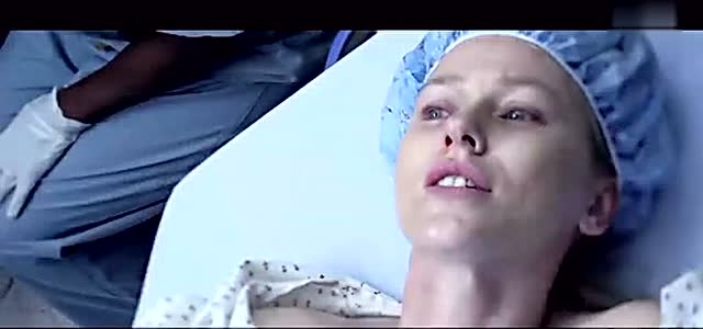 电影分娩片段    娜奥米沃茨的 伊丽莎白产女后去世