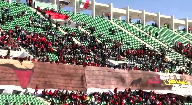 埃及球迷挂超大横幅放烟火 中国球迷儒雅斯文