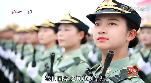 女兵为阅兵训练脚起泡 为继续训练将马靴剪洞