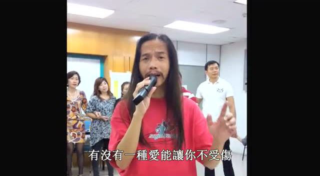 成名后的拾荒哥符凡迪再唱感人歌曲《朋友别哭》