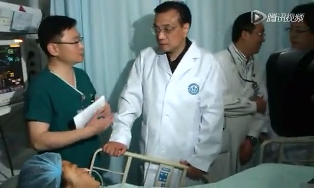 护士录下李克强轻声安慰地震女伤员视频截图