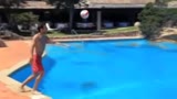 视频：小法度假发明新玩法 跳水抽射尽显功力