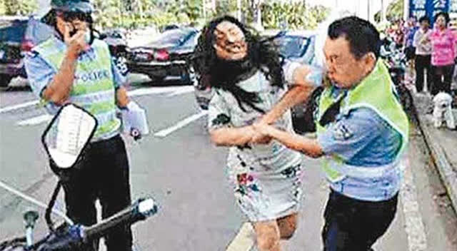 交警制止随地大小便,女子语出惊人