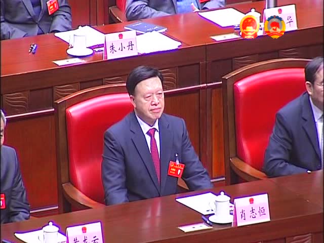 人大常委会监拍扶梯上婴车翻倒热心外卖小哥飞奔救娃.
