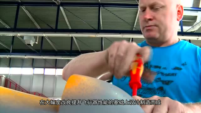 腾讯数码讯(安安)周五时,一架太阳能原型飞机成功试飞。未来,飞机设计商计划建造一大批太阳能无人机,为全球40亿人提供空中互联网服务。这架太阳能飞机由Luminati Aerospace LLC制造,周五时,飞机在Northrop Grumman公司前国防工厂试飞成功,该工厂位于长岛东部,以前专门用来生产军用飞机。 在试飞之前,发言人宣称本次试飞意义重大,与1927年查尔斯•林白(Charles Lindberg)从Nassau County飞到巴黎一样意义深远;还有一些人在讲话时表示,当年将