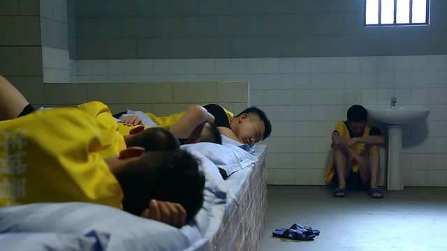 男子犯事入狱,在监狱里被其他犯人欺压毒打