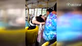 北京公交彪悍大妈暴打年轻女子，揪发将其拖下车
