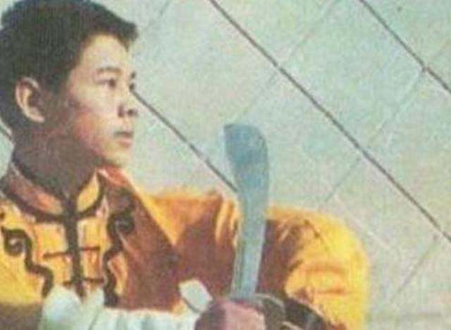 1980年年轻的李连杰国外翻子拳表演出拳快如风网传其面临瘫痪