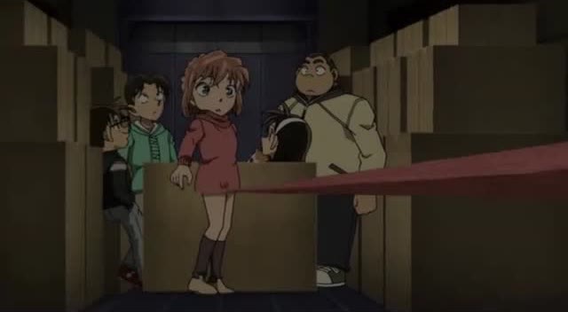 灰原哀的毛线裙子被勾住了,然后毛衣全被勾走