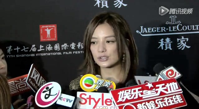 赵薇暗金短裙瘦美腿半露 捧场上海电影节发布会