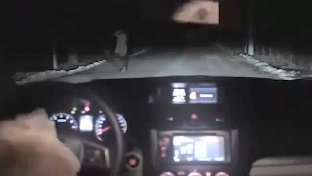 深夜开车无论撞到什么东西,请注意不要随便下车