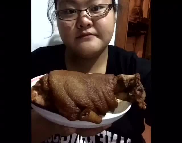中国妹子和日本大胃王比吃,日本大胃王瞬间泪崩了