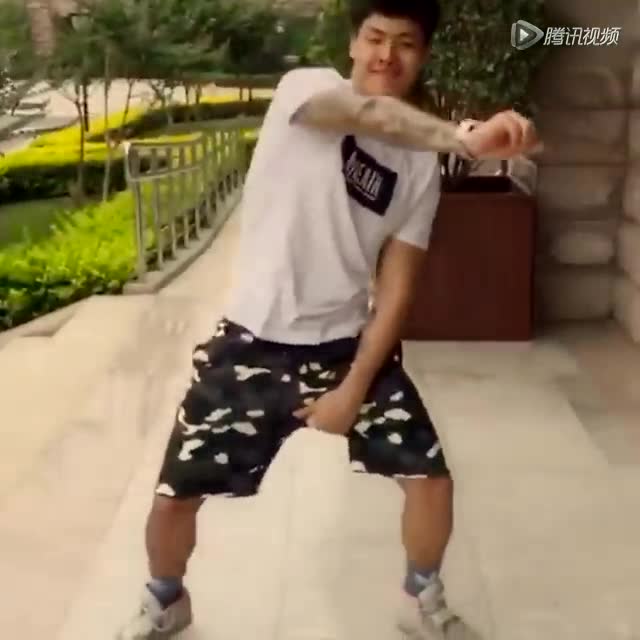 王大雷跳舞视频风靡网络 球迷:别坑我别射门