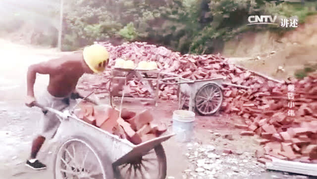 不要再看不起搬砖工农村人,励志小伙工地搬砖都上电视了