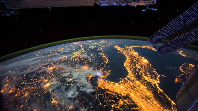 从国际空间站看夜晚的地球,简直美翻了!