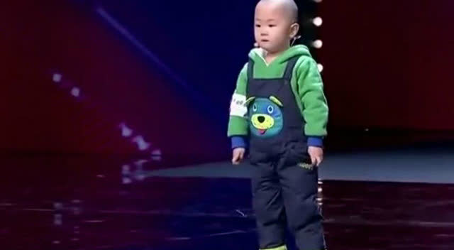 6岁小孩深情演唱汪峰的《北京 北京》,唱出了成年人的陶醉