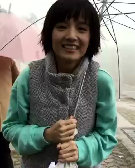 陈嘉宝《僵》花絮之何月c君大雨中吃葱饼