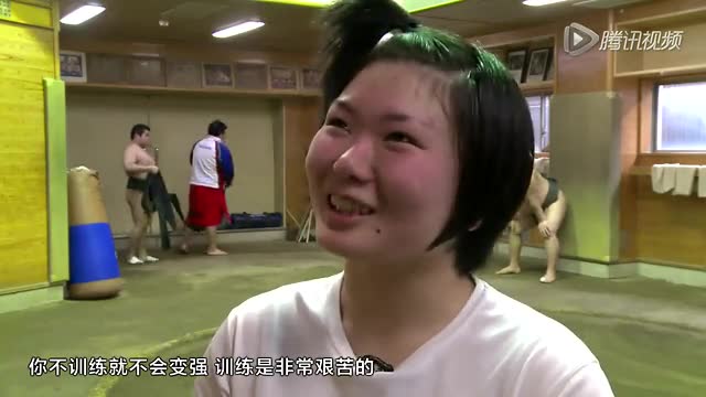 日本女相扑选手训练画面曝光 与男选手激烈对抗截图