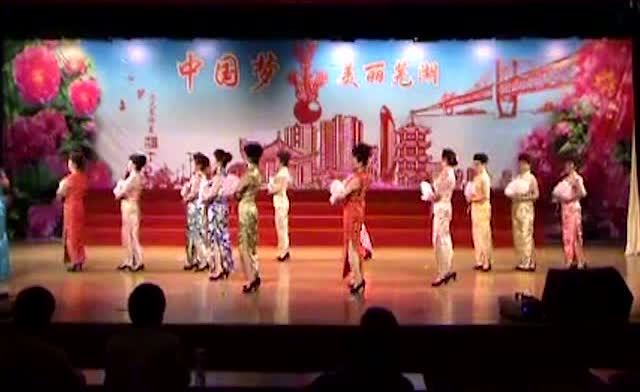 时尚旗袍秀 一群大妈穿旗袍跳广场舞