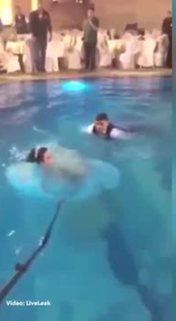 黎巴嫩一婚礼跳水玩好嗨新娘却差点溺水
